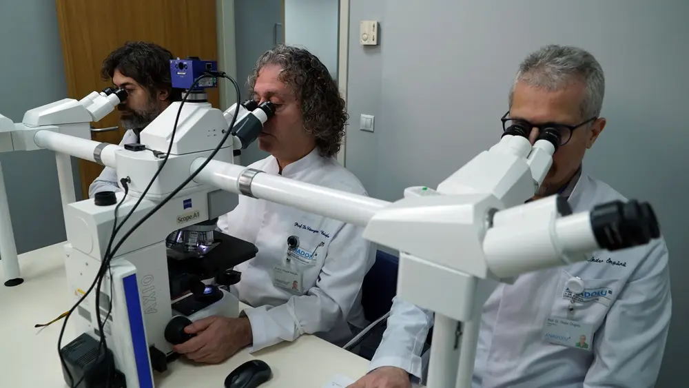 L'équipe d'anatomopathologie de l'Anadolu Medical Center analysant des échantillons