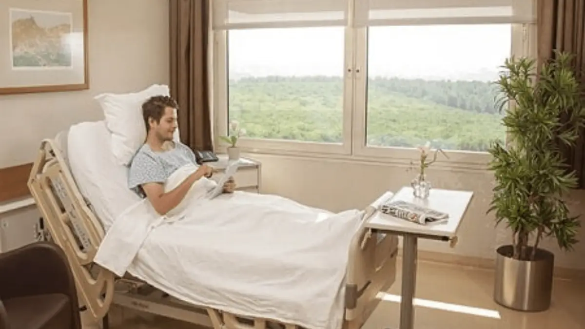 Chambre d'hospitalisation au Anadolu Medical Center, avec vue sur la forêt